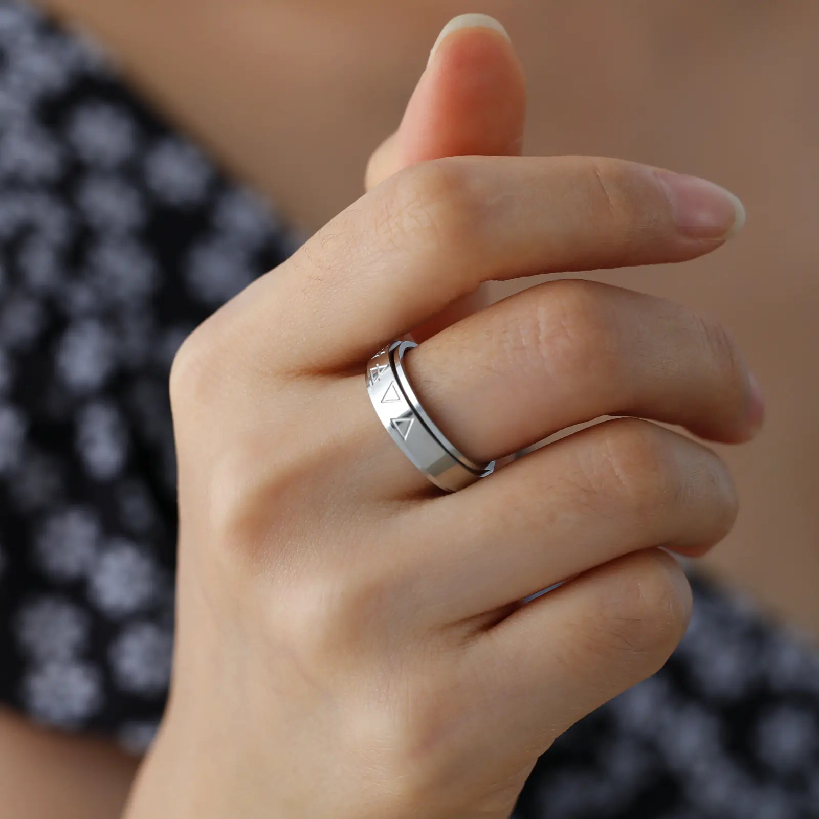 Bague en acier inoxydable à motif triangulaire rotatif